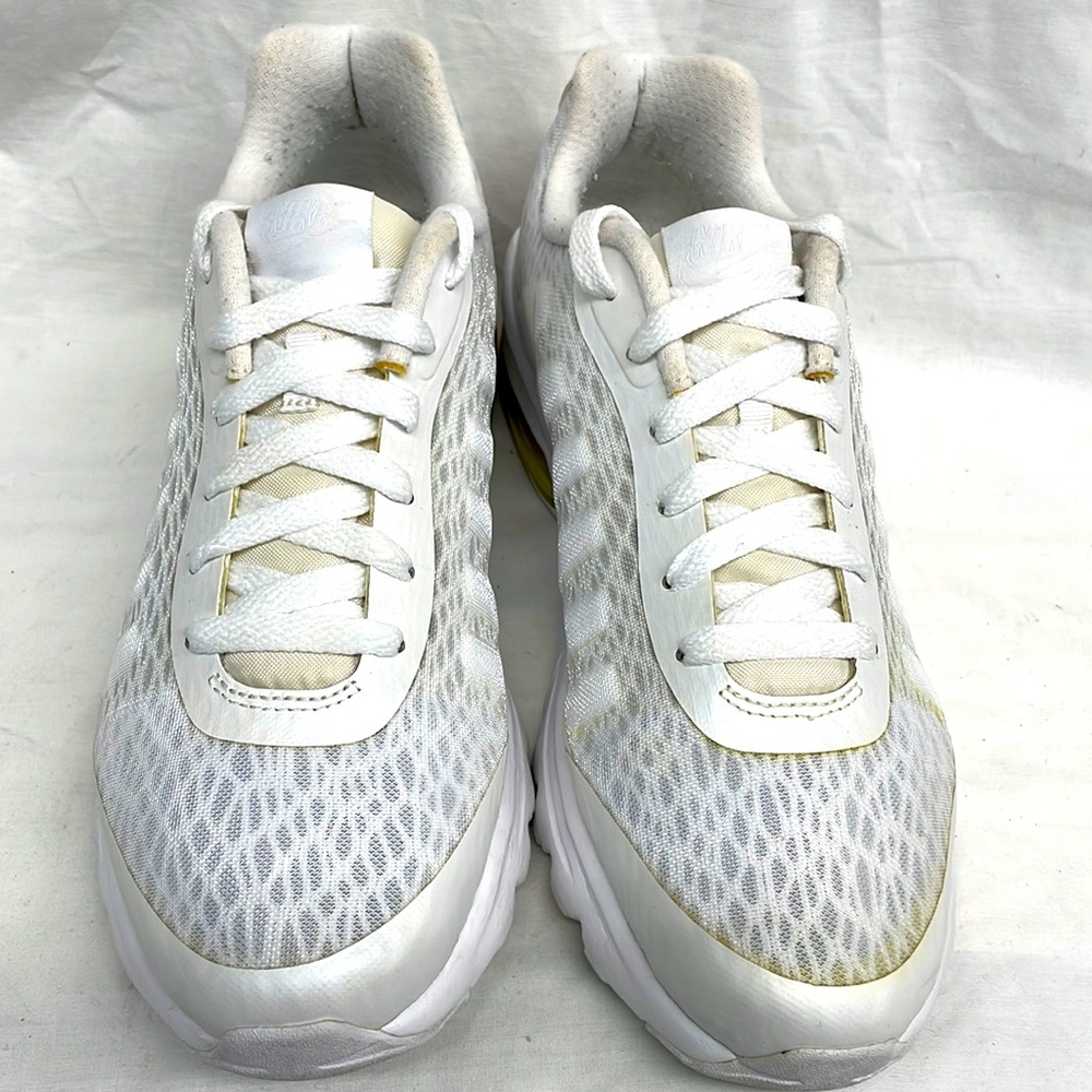 Nike Air max invigor white/white low top sneakers ladies sz 10